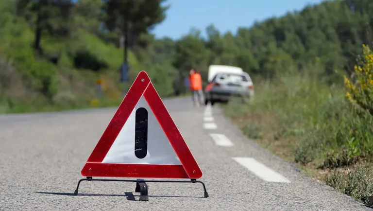 Malos hábitos al manejar que pueden arruinar nuestro auto