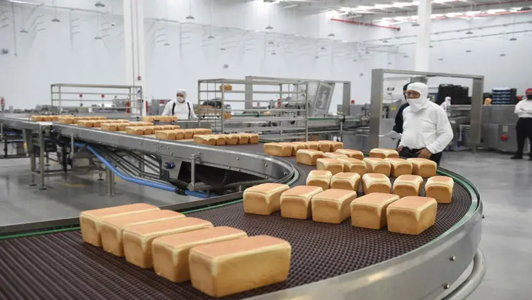 Bimbo, paralizada: denuncian inminentes despidos y que la firma privilegia "medialunas y facturas congeladas" antes que salud