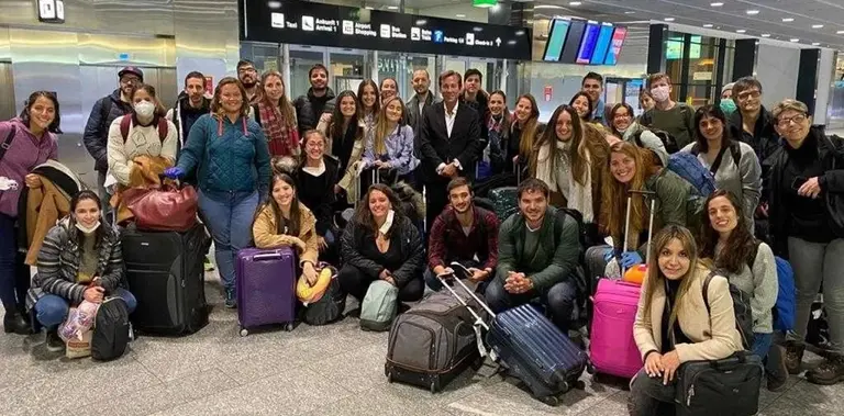 Llegaron más de cien médicos argentinos desde Europa a sumarse al operativo sanitario