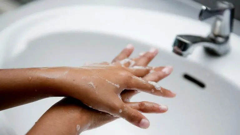 Revelaron el tiempo que el coronavirus permanece en la piel