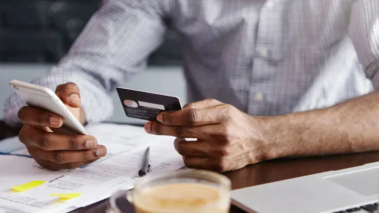 Argentinos ponen en el freezer sus tarjetas de crédito: abril dejó una baja sin precedentes
