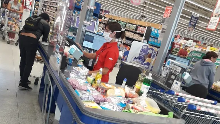 Crece la polémica por el pase sanitario obligatorio y la situación de los empleados de comercio