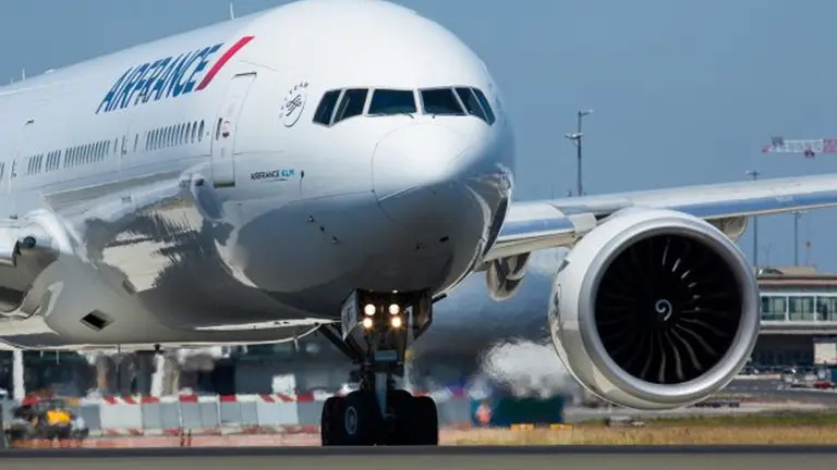 Frente al desplome histórico de la demanda, ¿bajarán los precios de los pasajes de avión?