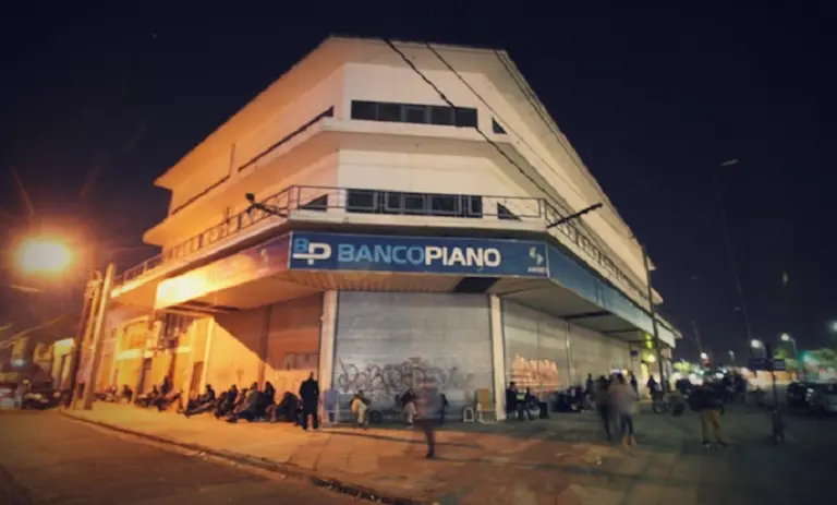 Largas filas en cuarentena por la reapertura de los bancos por el pago a jubilados y pensionados