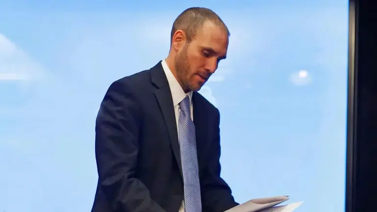 Efecto cascada: ahora le bajan la nota a empresas y bancos argentinos por el default selectivo de Guzmán