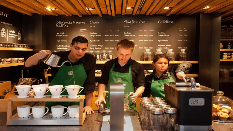 A la política de recorte salarial de McDonald's y Burger ahora se sumaron Starbucks, Freddo, La Continental, y el reclamo llegó al Gobierno