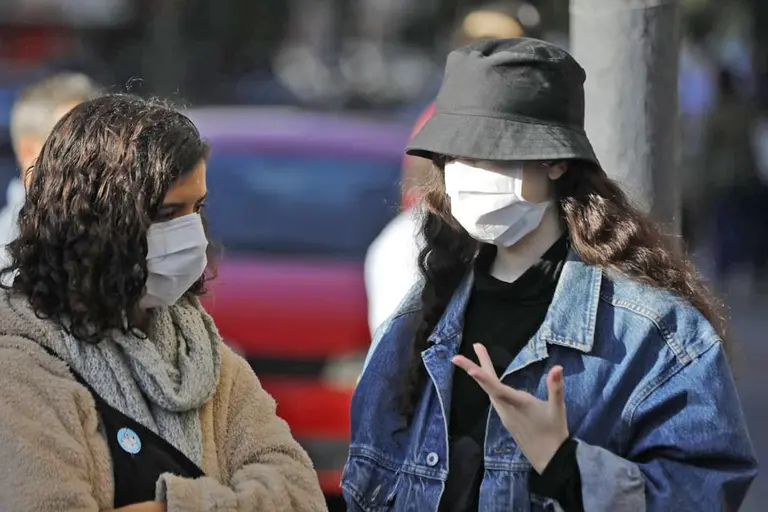 Salir sin barbijo puede costar entre $2.000 y $10.000