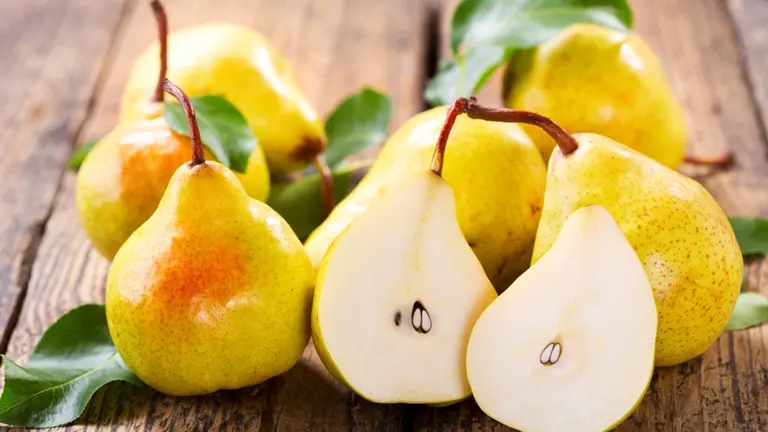 Inédito: en el país ya se producen desinfectantes a partir de peras para luchar contra el coronavirus