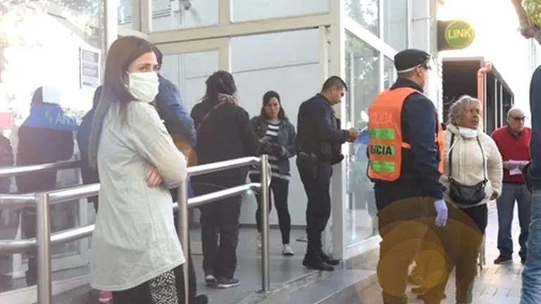 Clave para empresas y clientes: cómo operarán los bancos desde el lunes y qué hay que hacer para conseguir turno