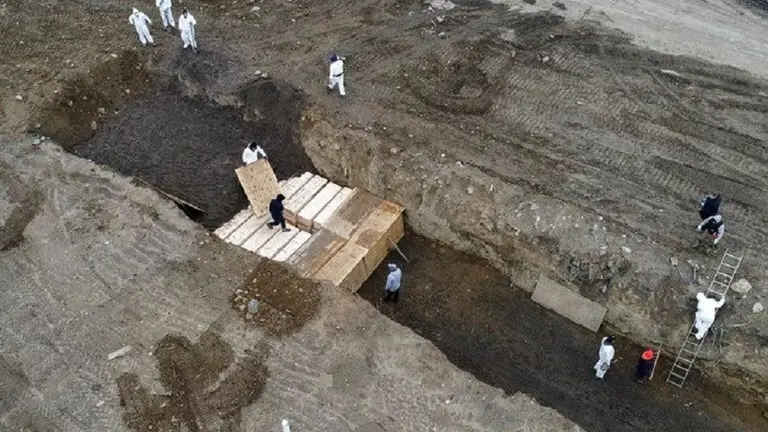 Coronavirus: las desgarradoras imágenes de entierros en fosas comunes que ocurren en Nueva York