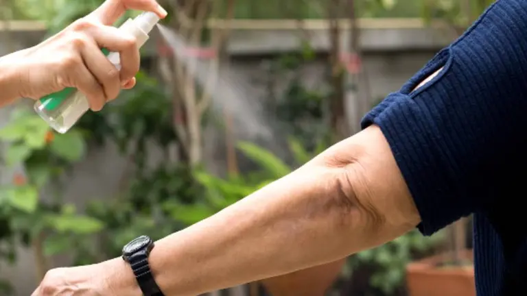 Atención: ANMAT prohibió la venta de un repelente y un destapa cañerías