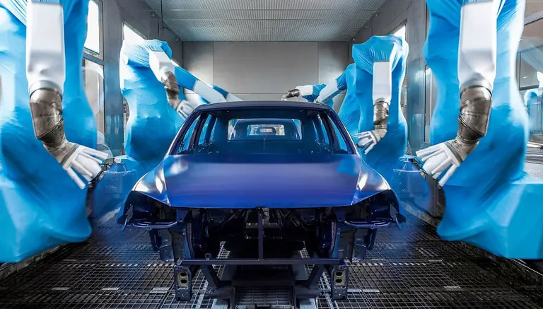 Confinamiento estricto: vuelven a cerrar las fábricas de autos y los concesionarios