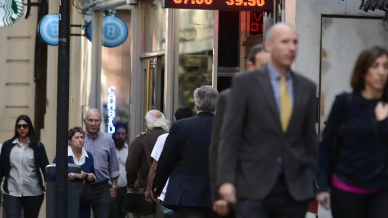 El Central le pone un "piso" a los plazos fijos, en un intento de impedir que los pesos vayan al dólar