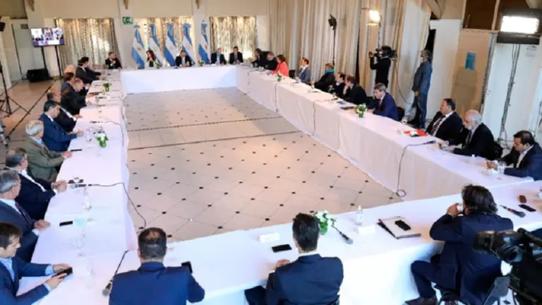 Conferencia de prensa sobre la deuda: ¿quiénes tenían barbijo?