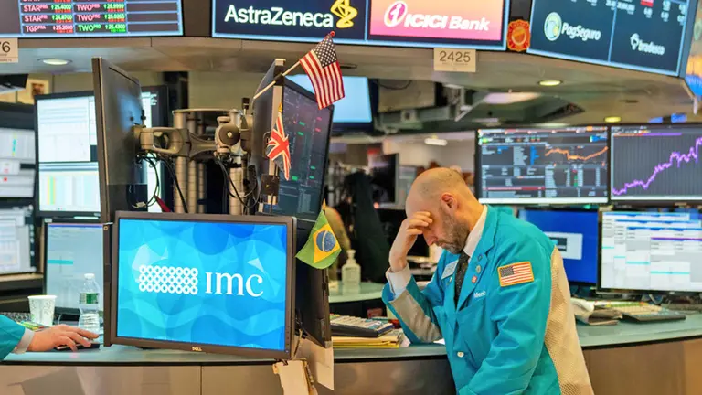 Con la renegociación de la deuda estancada, cayeron los bonos argentinos en el exterior y subió el riesgo país