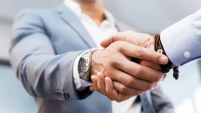 ¿Cuándo volveremos a saludarnos con las manos y a vivir como antes?: la fecha, según Harvard