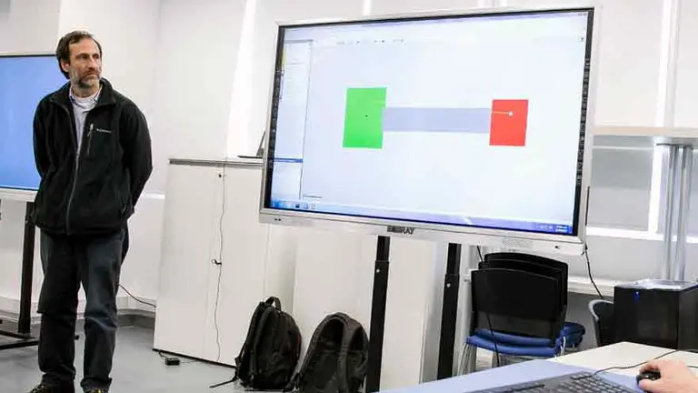 Apoyo internacional para un investigador argentino especializado en dinámica de multitudes