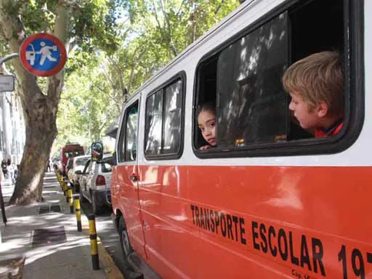 Más de 12.000 familias que dependen del transporte escolar piden ser reconvertidos a servicio esencial mientras dure la cuarentena