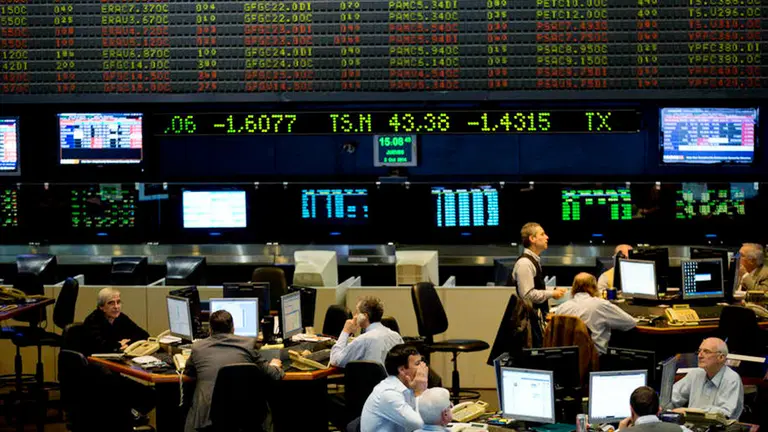 Mientras el petróleo se desplomaba, el riesgo país caía y los bonos tuvieron un comportamiento mixto