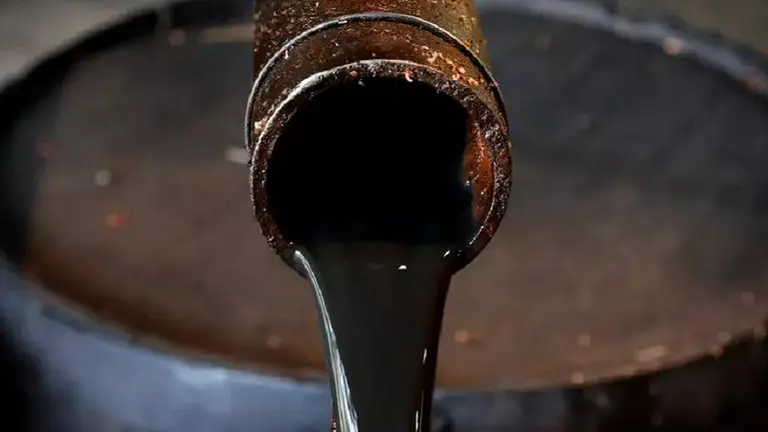 Los precios del petróleo rebotan hasta 13,28% tras las amenazas de Trump a Irán