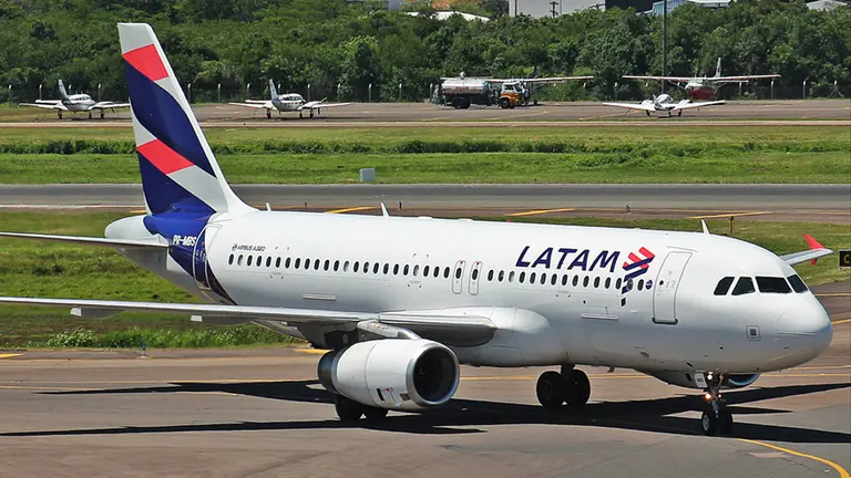 ¿Tenés pasajes por LATAM?: qué es lo que podés hacer ahora que deja de volar en el país