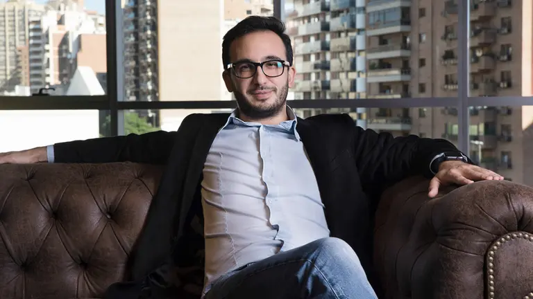 Vio que la gente perdía tiempo y plata y decidió automatizar todo con inteligencia artificial