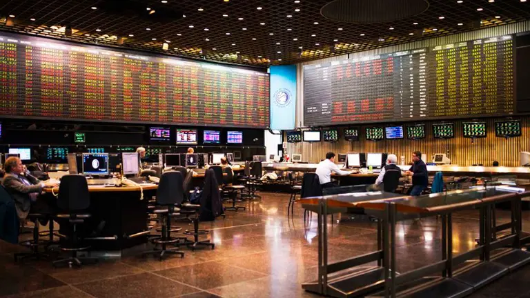 El Merval y las acciones argentinas en Wall Street cerraron con caídas, tras el viaje de Milei