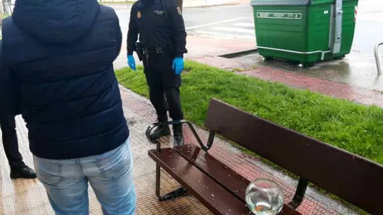 Sancionan a un hombre por sacar a "pasear" a sus dos peces en una pecera en medio de la cuarentena