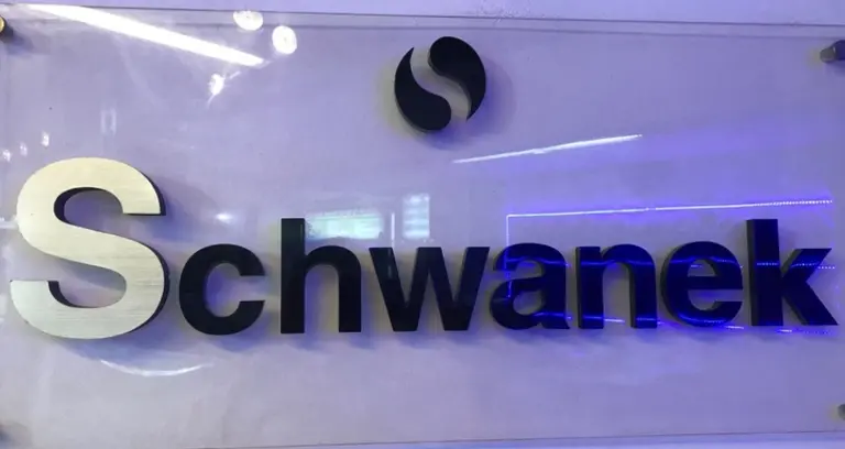 Schwanek suspende a todo su personal y decide pagar el 50 por ciento del sueldo