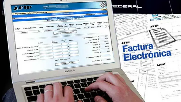 Composición de una notebook con el facturador de ARCA abierto y unas facturas en papel con la leyenda Factura Electrónica
