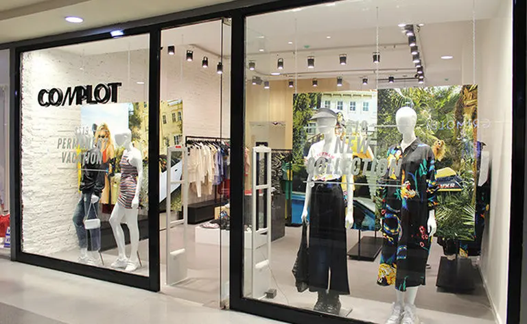 Complot dio marcha atrás con los despidos y reincoporará a 42 empleadas