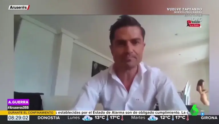 Video: daba una entrevista y su amante pasó desnuda por detrás