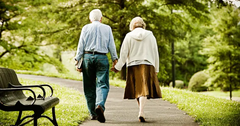 ¿Por qué las mujeres viven más que los hombres? La ciencia responde