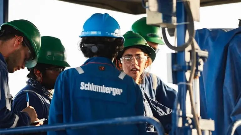 Las petroleras PECOM y Schlumberger ofrecen retiros voluntarios y Weatherford suspendió todo el personal