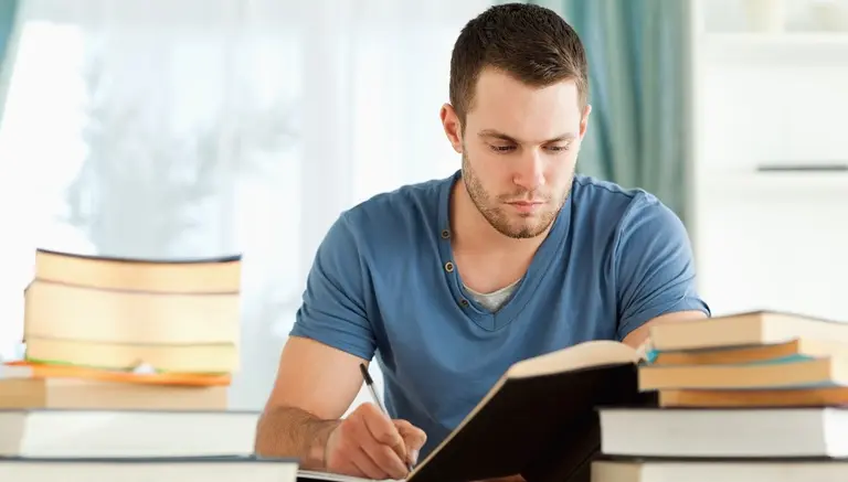 Carreras "difíciles y aburridas" pero estratégicas: cuáles recibirán becas e incentivos con la nueva ley