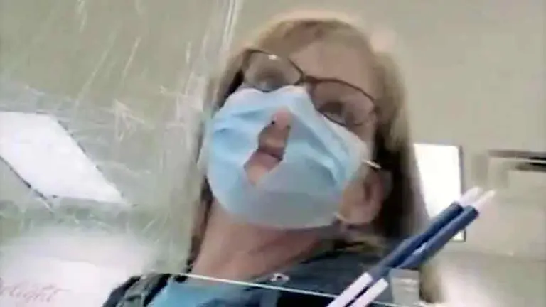 Video: hizo un agujero a su barbijo porque le costaba respirar