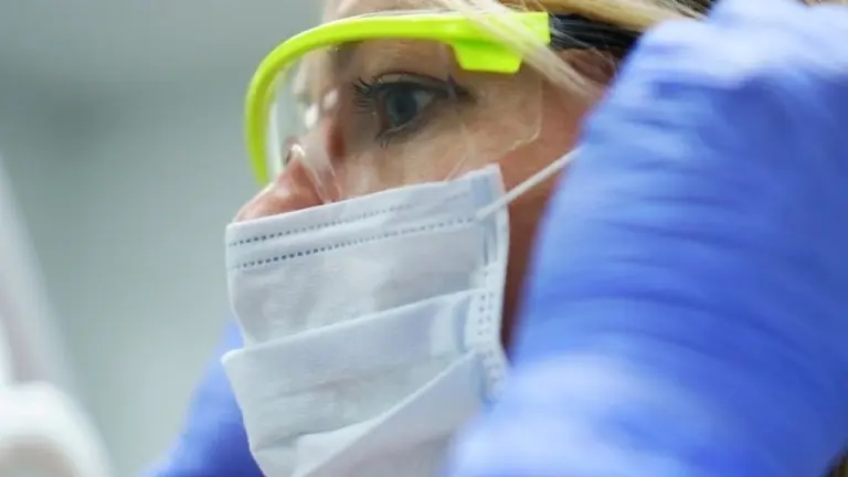 ¿Cómo es la máscara facial que se ilumina cuando detecta el coronavirus?