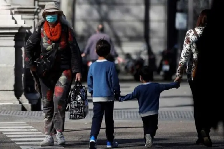 Coronavirus: los padres con hijos a cargo podrán hacer compras acompañados