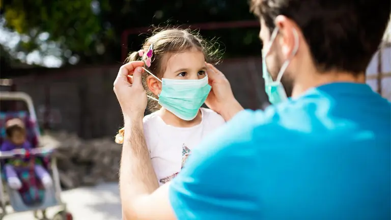 Los niños podrán salir con sus padres en la Provincia: en qué casos y qué medidas deberán respetar