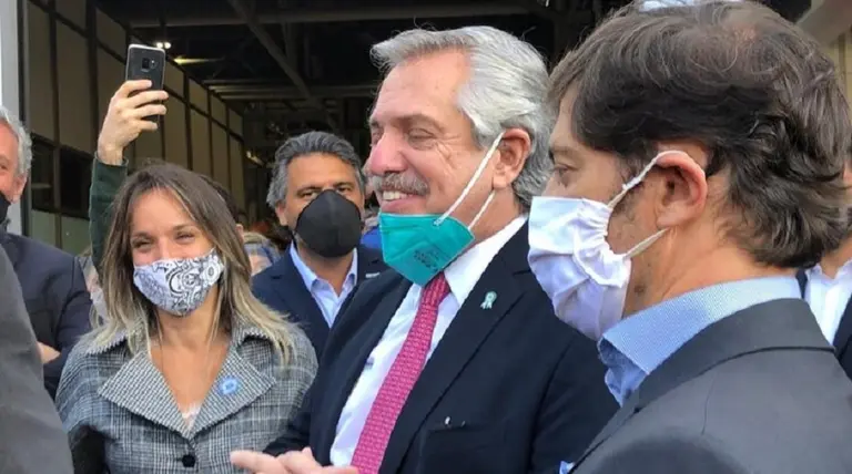 El Gobierno hace política con la pandemia: mirá el "autobombo" con el pago de salarios en la vía pública