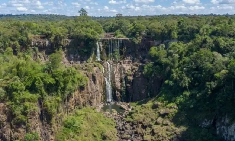 Sin agua ni turistas, es desolador el panorama que hoy muestran las Cataratas del Iguazú