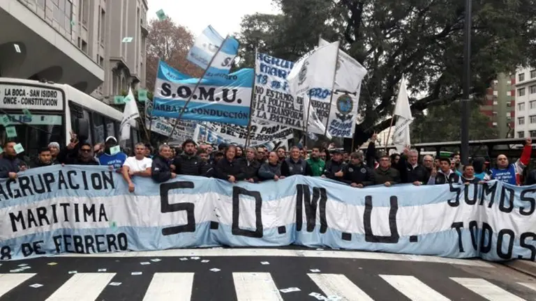 Reclamo del gremio de marítimos frena los buques tanques de YPF