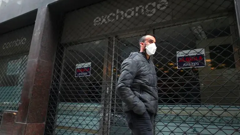 Blue a $125 y oficial en "apenas" $70: la City te cuenta si hay atraso cambiario y si el dólar subirá tras arreglo de deuda