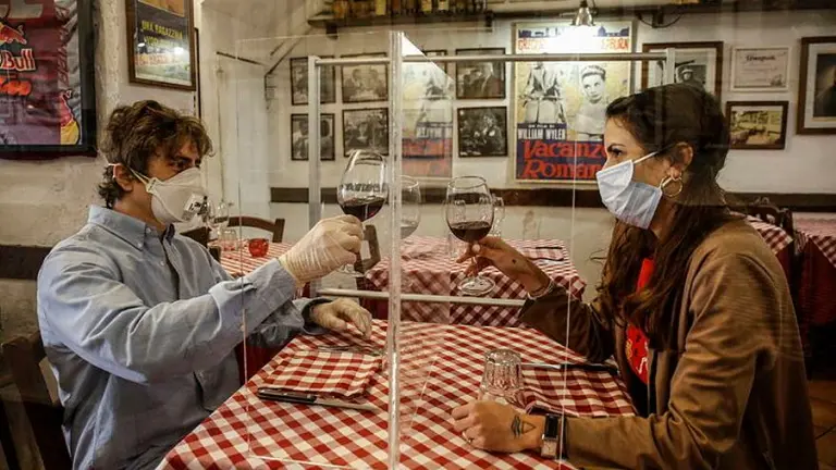 Así vas a volver a comer en un restaurante: barbijos, distancia y hasta obligación de dar datos personales