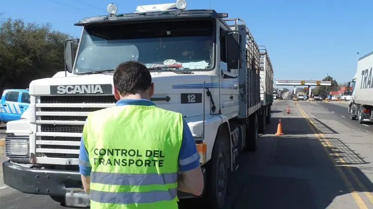 Camioneros denuncias "aprietes" y peajes inéditos en todo el país: qué ocurre con el transporte y por qué podría faltar comida