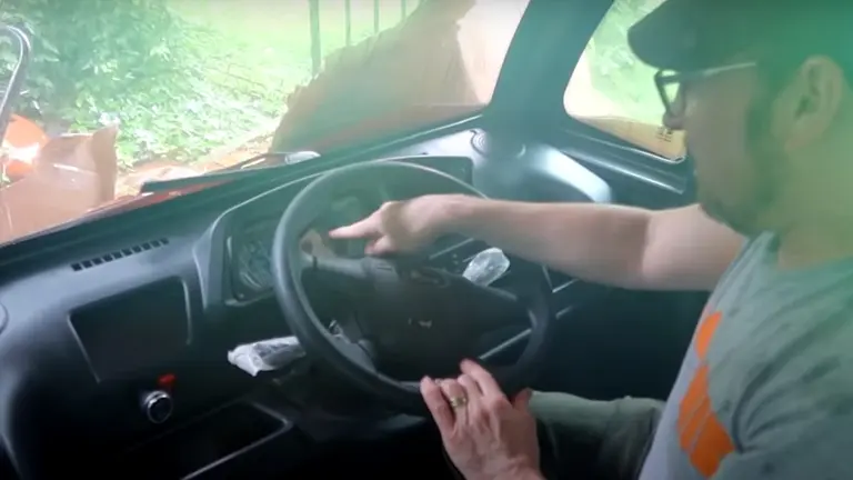 Test drive insólito: compró por Internet el auto más barato del mundo y con esto se encontró