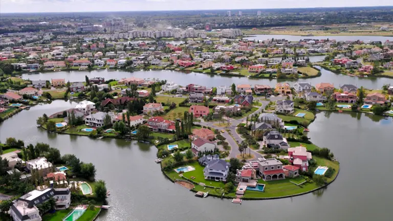 El costo de construir una vivienda en country o barrio privado cayó 60% en dólares: cuánto cuesta por metro cuadrado