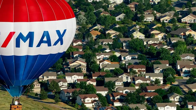 Martilleros redoblan la pelea judicial contra RE/MAX por competencia desleal y precarización laboral