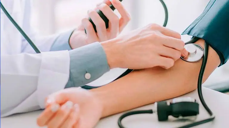El etiquetado ayuda a prevenir la hipertensión arterial con la alimentación: síntomas de esta enfermedad