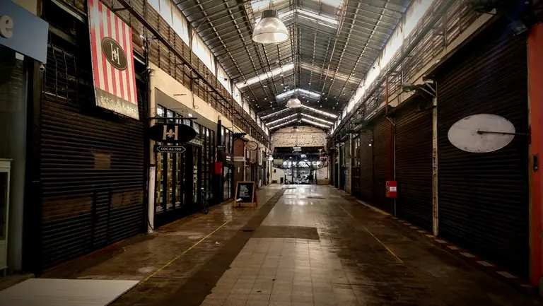 Un emblema porteño, en caída: San Telmo suma 700 comercios en peligro y un mercado casi "fantasma"